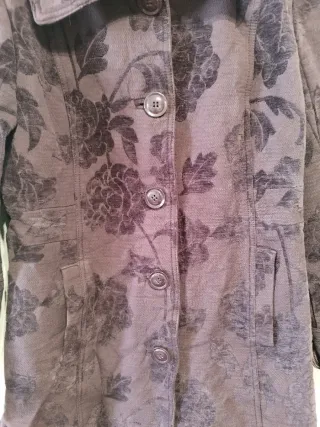 Abrigo Vero Moda morado floral terciopelo talla L.