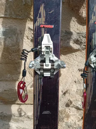 Esquís Atomic Ultimate 70 con fijaciones