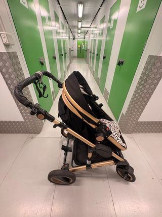 Carrito de bebé elegante negro y dorado