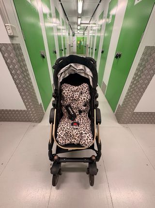 Carrito de bebé elegante negro y dorado