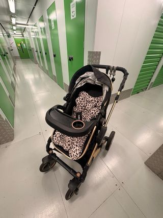 Carrito de bebé elegante negro y dorado