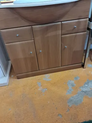 Mueble de baño completo con lavabo y espejo