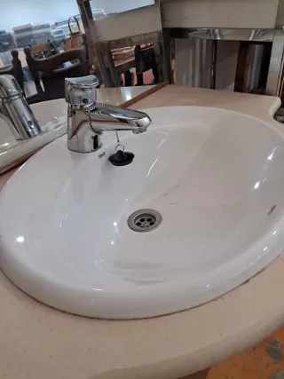 Mueble de baño completo con lavabo y espejo