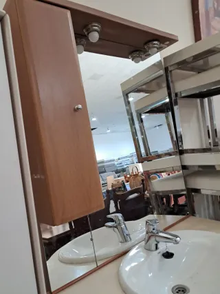 Mueble de baño completo con lavabo y espejo