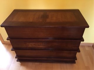 Dormitorio La Maison Coloniale: Cama y Cómoda