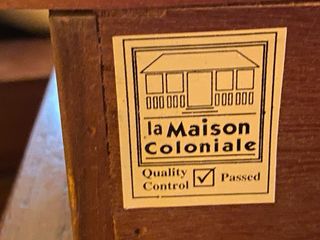 Dormitorio La Maison Coloniale: Cama y Cómoda