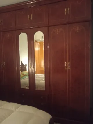 Mesa de comedor y sillas + reloj