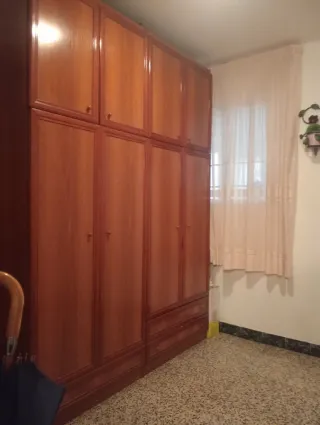 Mesa de comedor y sillas + reloj