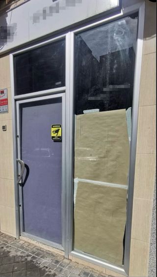 ESCAPARATE DE LOCAL CON PUERTA