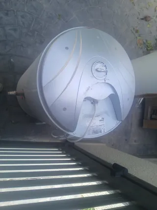 Calentador de agua blanco y plateado