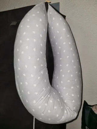 Cojín de lactancia gris con corazones