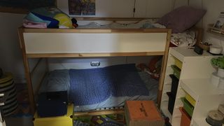 Litera IKEA madera y blanco