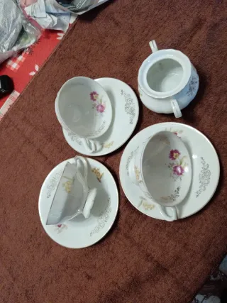 Set 3 tazze da tè + zuccheriera senza coperchio.