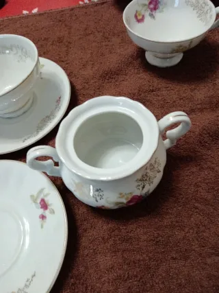 Set 3 tazze da tè + zuccheriera senza coperchio.