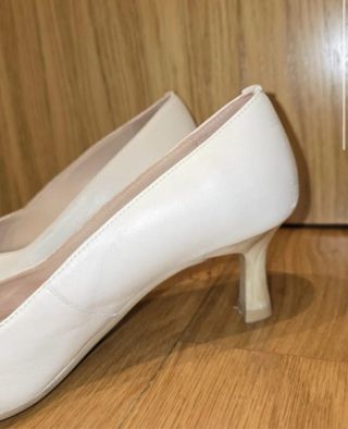 Sapatos Hispanitas brancos com detalhe dourado