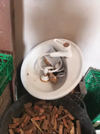 Lavabo de cerámica con grifería dorada