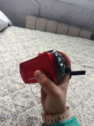 Cámara de video y fotos roja y negra