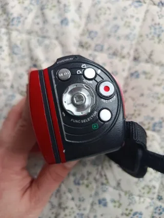 Cámara de video y fotos roja y negra