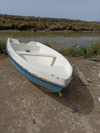 Embarcación blanca y azul