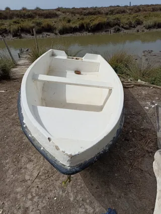 Embarcación blanca y azul