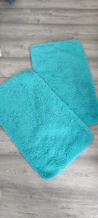 Set di due tappeti azzurri