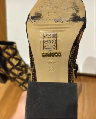 Botas Sahoco pretas e douradas