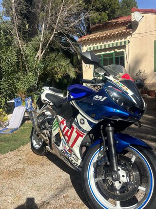 Yamaha R6 Azul y Blanca