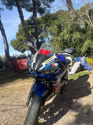 Yamaha R6 Azul y Blanca