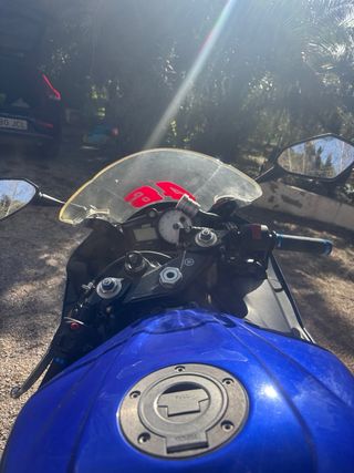Yamaha R6 Azul y Blanca