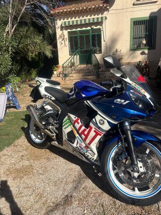 Yamaha R6 Azul y Blanca