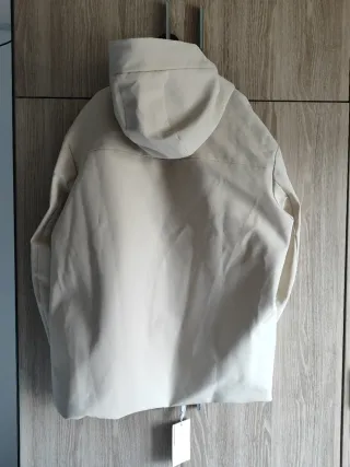 Chaqueta impermeable Zara beige hombre