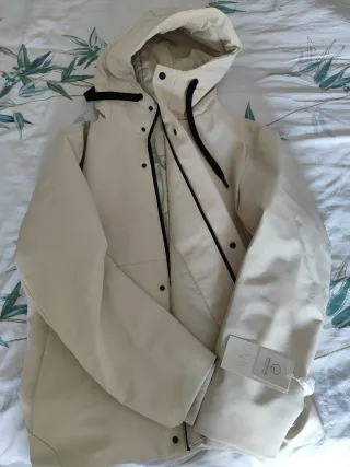 Chaqueta impermeable Zara beige hombre