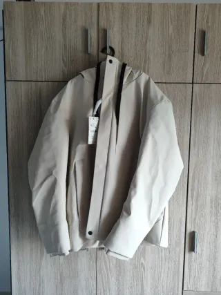 Chaqueta impermeable Zara beige hombre