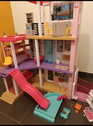Casa Dreamhouse di Barbie con scivolo e piscina