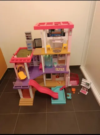 Casa Dreamhouse di Barbie con scivolo e piscina