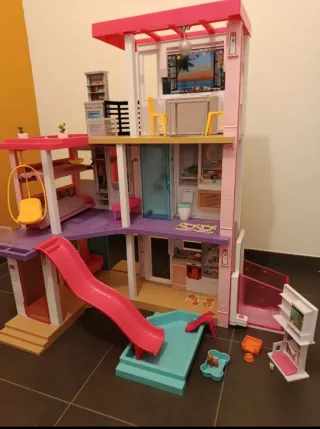 Casa Dreamhouse di Barbie con scivolo e piscina