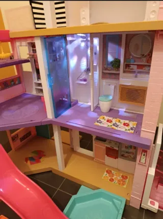 Casa Dreamhouse di Barbie con scivolo e piscina