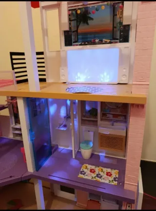 Casa Dreamhouse di Barbie con scivolo e piscina