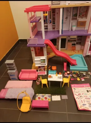 Casa Dreamhouse di Barbie con scivolo e piscina
