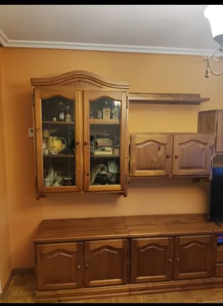 Mueble de pino macizo con Vitrina.