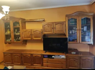 Mueble de pino macizo con Vitrina.