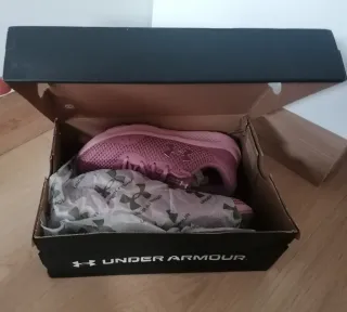 Zapatillas Under Armour rosas y plateadas