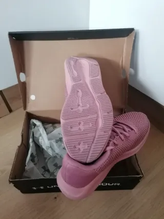 Zapatillas Under Armour rosas y plateadas