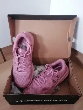 Zapatillas Under Armour rosas y plateadas