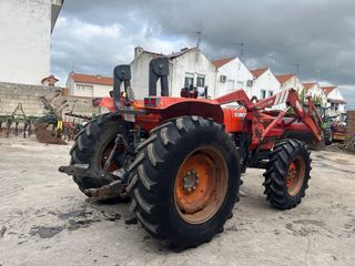 Tractor Kubota con pala frontal