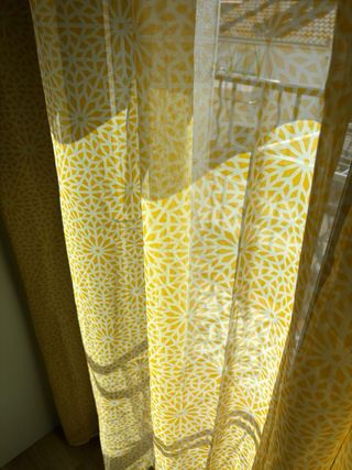 Cortina visillo amarilla con estampado floral