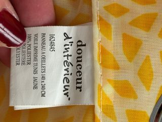 Cortina visillo amarilla con estampado floral