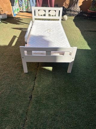 Cama infantil blanca con barrera y colchón 70x160
