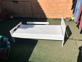 Cama infantil blanca con barrera y colchón 70x160