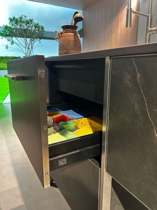 Cocina exposicion exterior metal y piedra